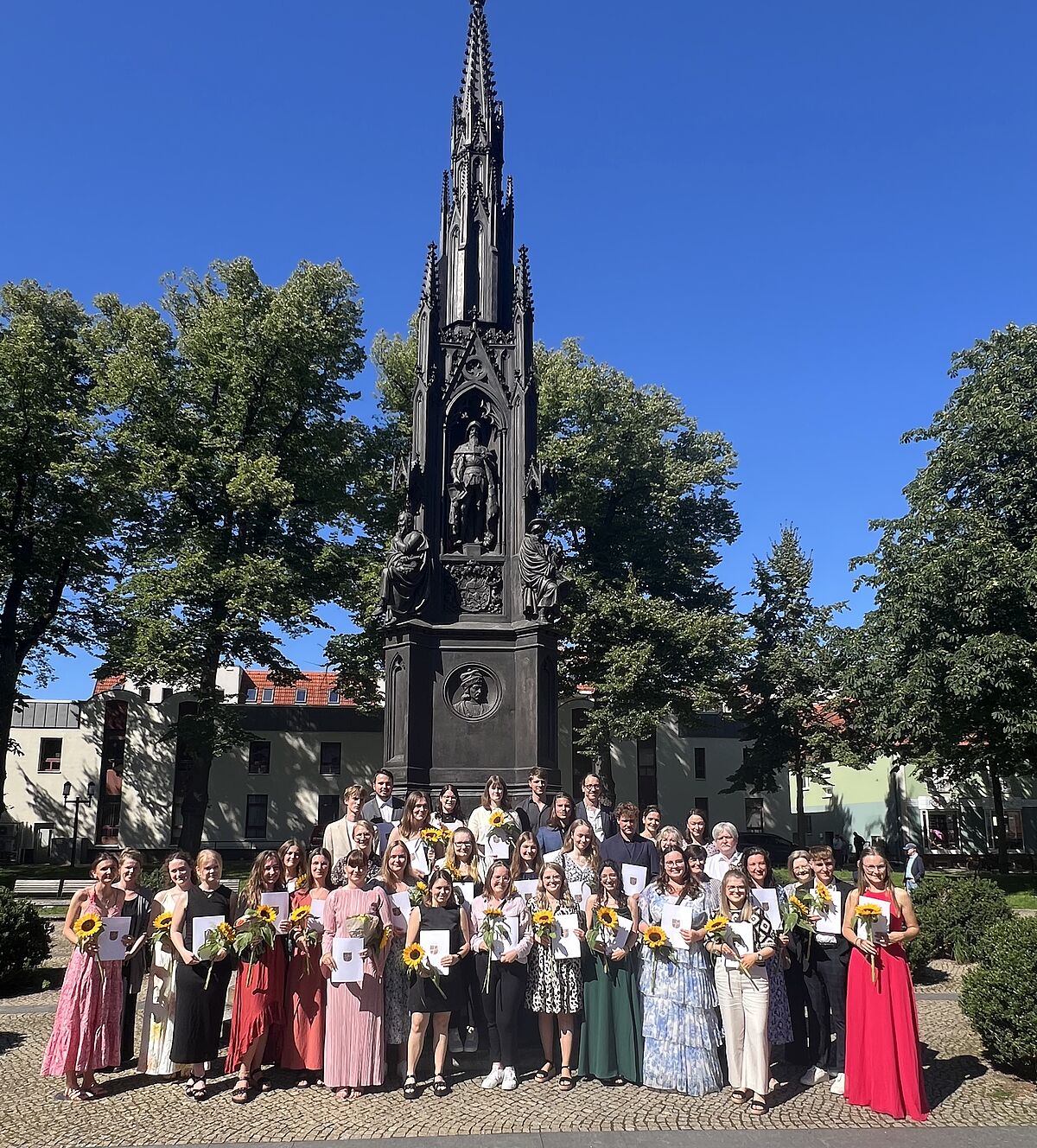 Absolventinnen und Dozentinnen vor dem Rubenowdenkmal